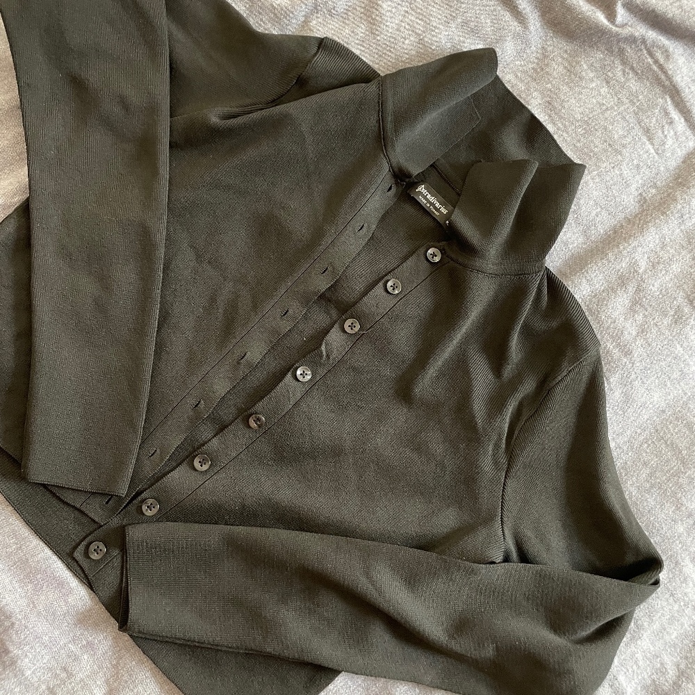 Black long sleeved button up crop top